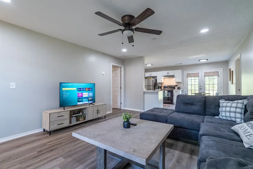 Fully renovated flat in quiet neighborhood - Image 1
