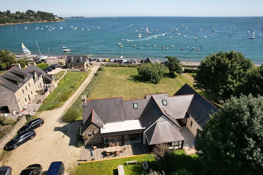 Chevoir Waterfront House - Image 1