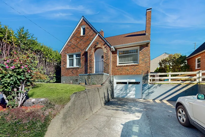 Charming 2BR | W/D | Wifi | Near Ferry - Image 1