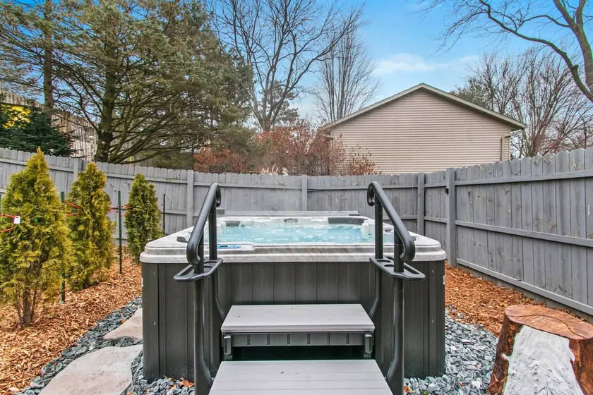 Hot tub! 10 min to Titletown, 5 BR, 4.5 Ba for 14 - Image 1