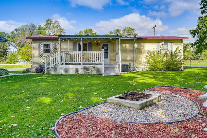 Lake Views & Fireside Bliss: Cecil Cottage w/ Yard - Image 1