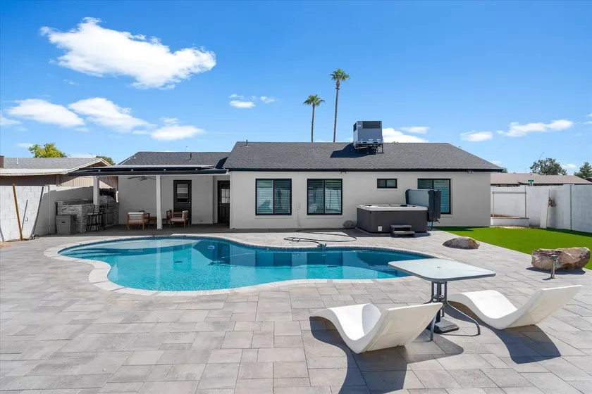 Exclusive 3BR: Pool, hot tub, BBQ grill - Image 1