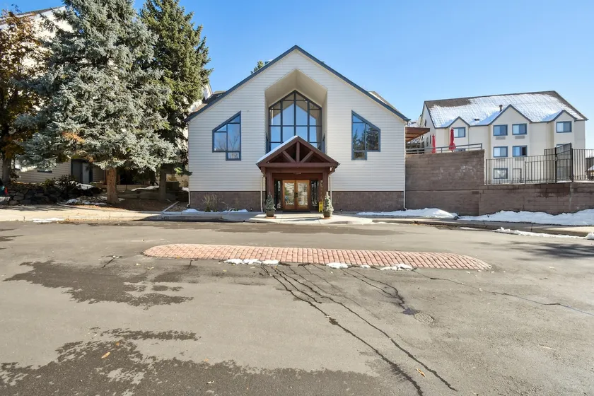 2BR DTC Retreat | Well-Equipped Kitchen & Pool - Image 1