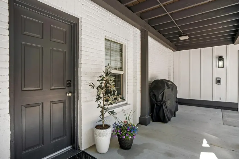 Stylish Downtown Cottage, Walk Everywhere - Image 1