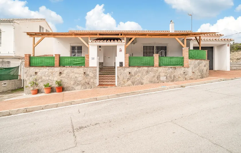 Nice home in Carratraca - Image 1