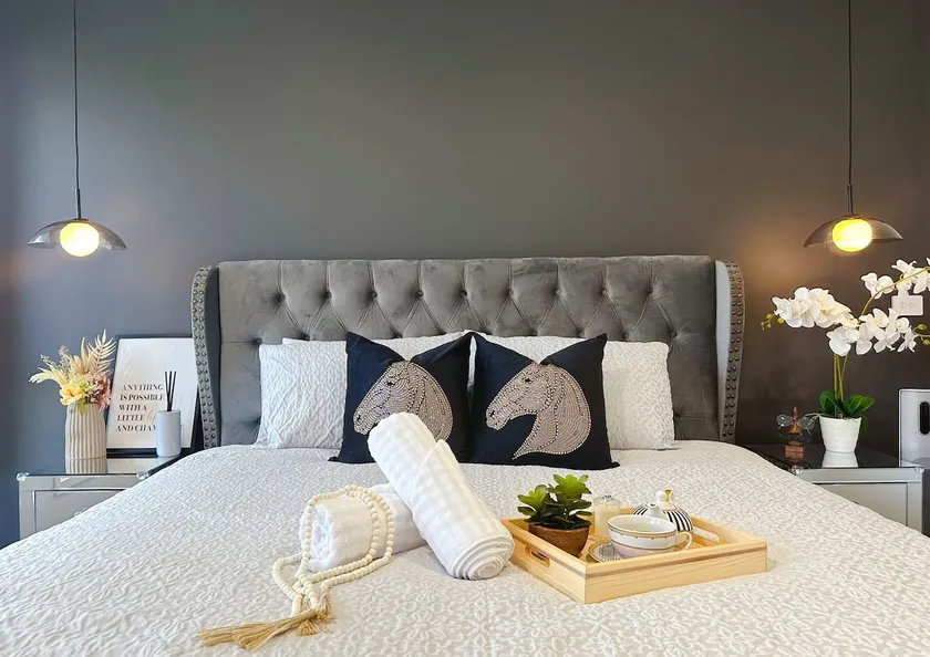 Luxe Retreat with Spa - Near airport & CBD - Image 1