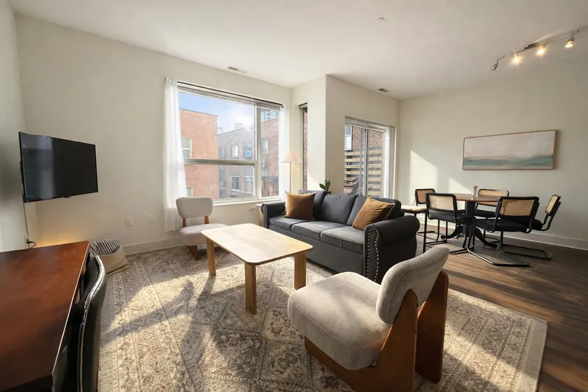 Upscale Apartment Near Lake Michigan · Sleeps 6-7 - Image 1