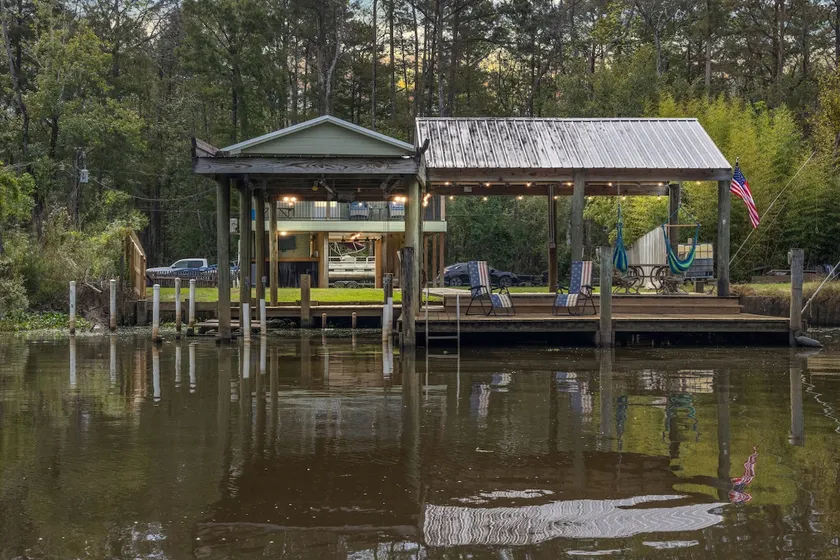 Waterfront | Great Fishing | Close to Restaurants - Image 1