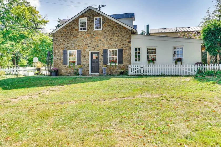 Cottage w/ Furnished Patio & Garden: Dtwn Leesburg - Image 1