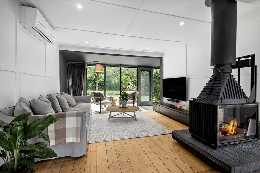 Hillside Cottage - Cosy Fire, Pool, Wineries - Image 1