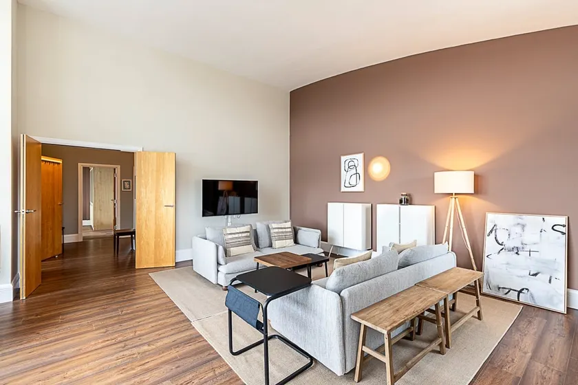Bright and Stylish Riverside Haven in Canary Wharf - Image 1