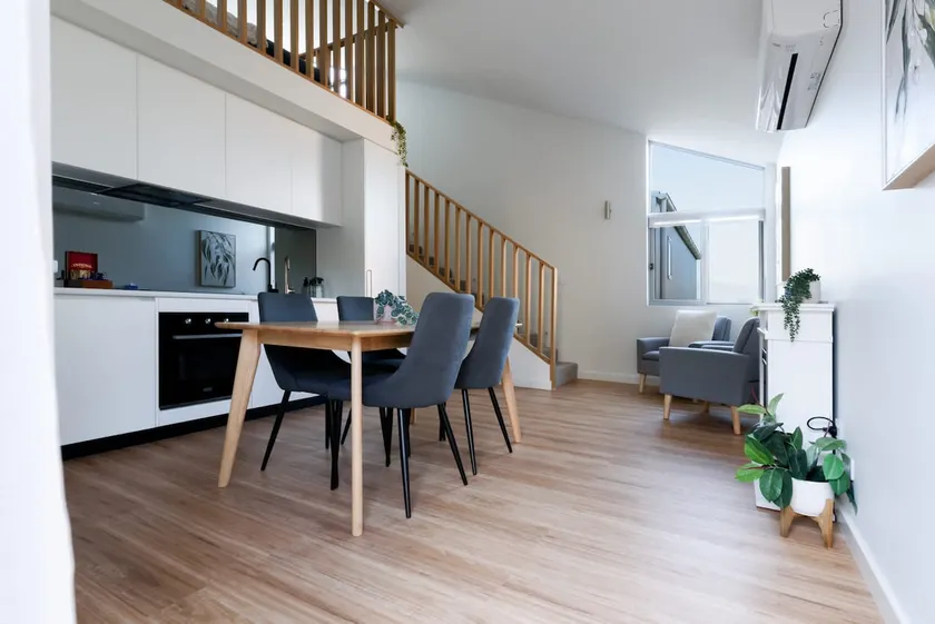 Cosy Riverside Escape with River Views - Image 1
