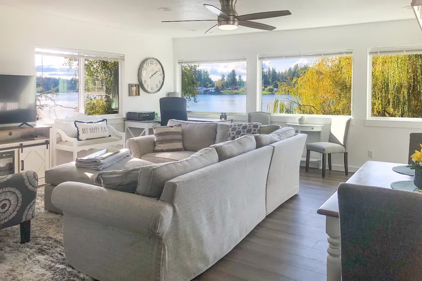'Lakehouse Living' Waterfront Retreat Near Tacoma - Image 1