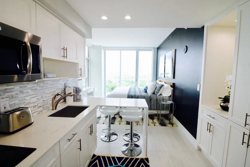 Coconut Grove 21st Floor Private Studio-Parking & WIFI included - Image 1