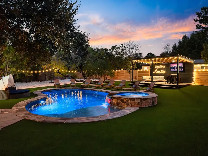 ~La Mariposa~ Best Backyard in Austin ~Sleeps 25 - Image 1