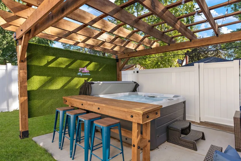 Ultimate Retreat Hot Tub, Games & MOA Minutes Away - Image 1