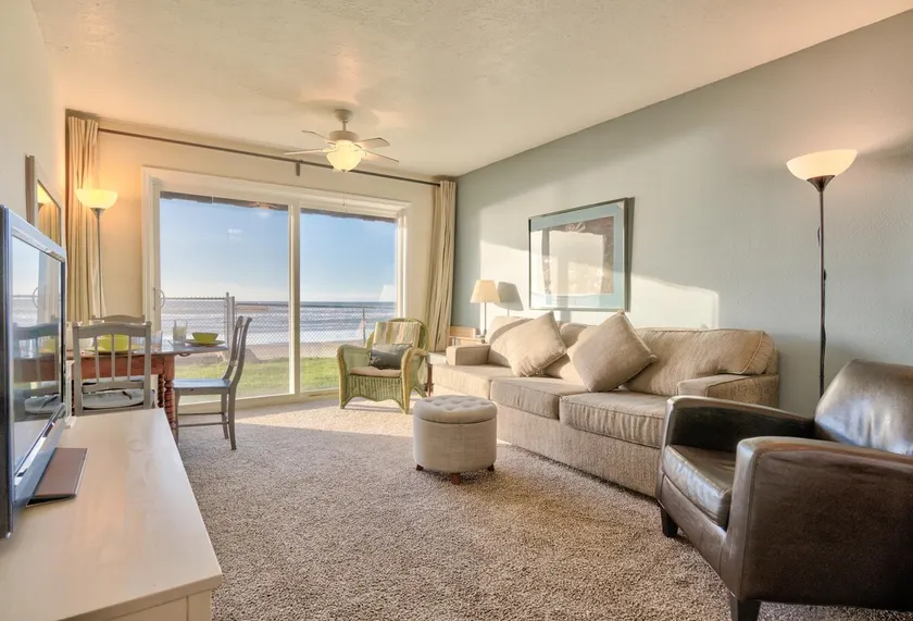 Top Floor Oceanfront Suite - Sleeps 5 - Pool and Sauna - Image 1