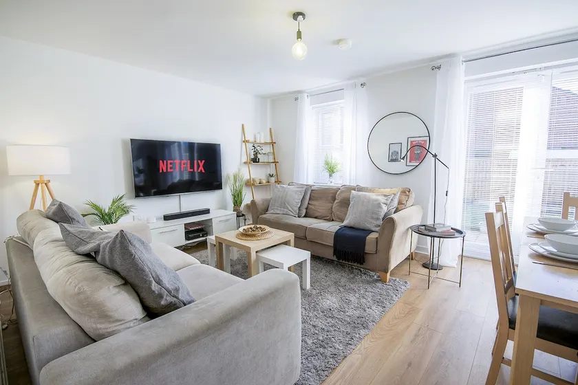 Comfortable 4 Bed Modern Townhouse with Parking - Image 1