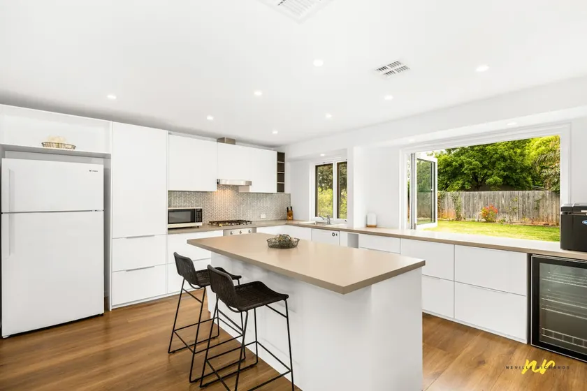 The Esplanade Indented Heads- Beach front, Luxury, Sleeps 8, Spacious, Aircon, Heating, - Image 1