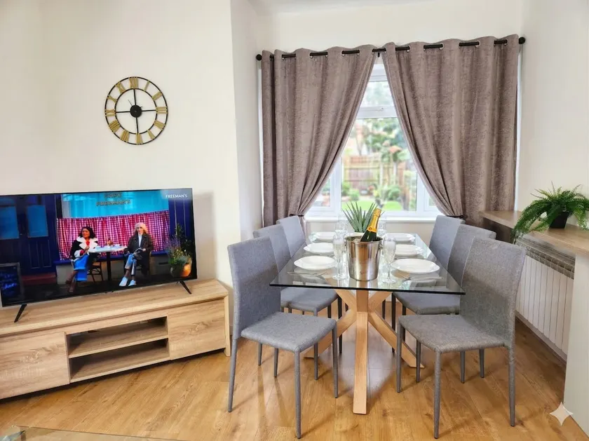 Manor House, Modern 2-Bedroom Apartment, Parking, WiFi, Central Location - Image 1