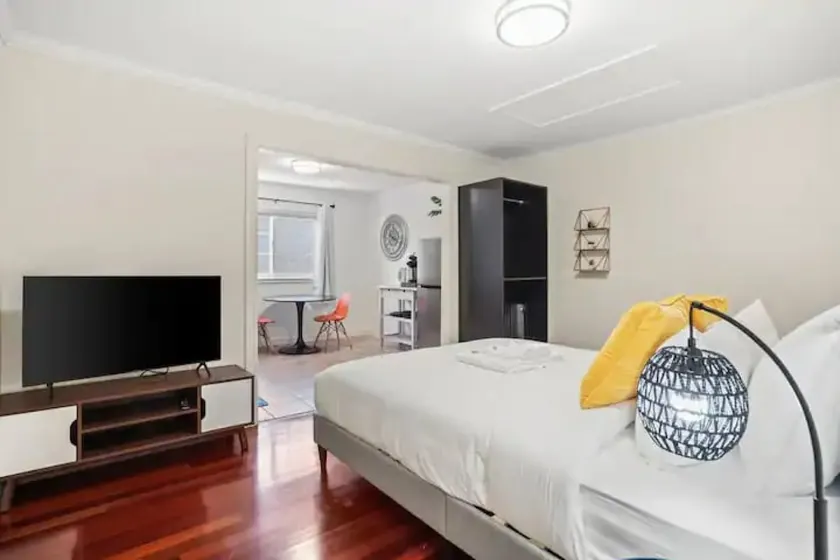 Lovely Private Studio with Full Bath - Image 1