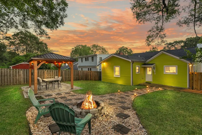 Stylish 4BR Haven: Serene Backyard and Fire Pit - Image 1