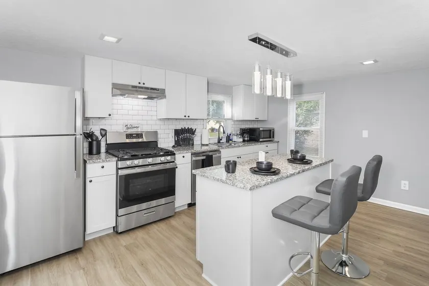 Large 3BR - 5 Min to I-X Center & CLE Airport - Image 1