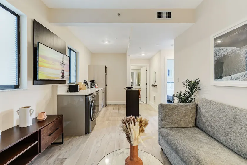 Roami at The Palace | 2 Bedroom | Queen - Image 1