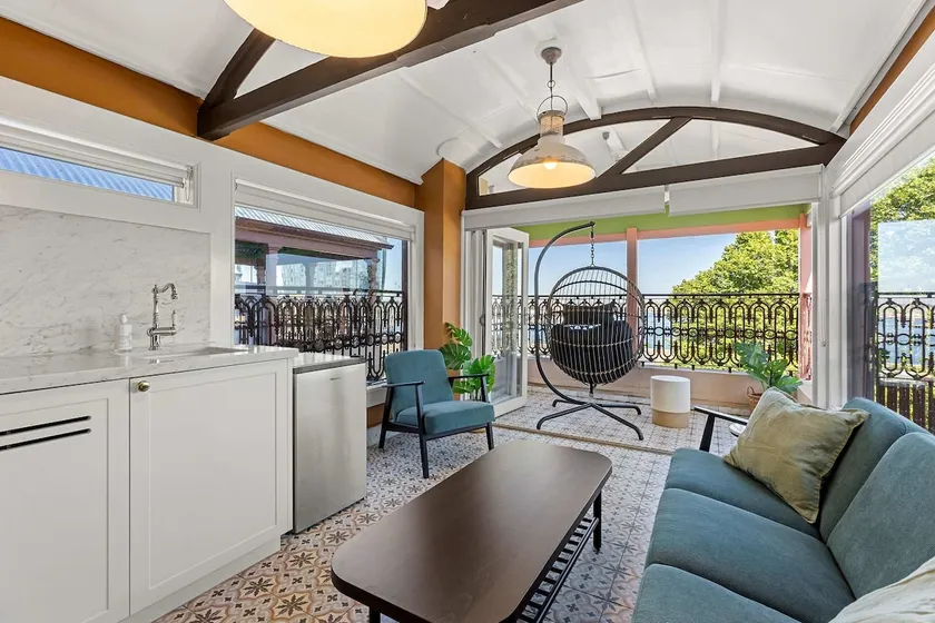 Elegant 6 Bed Home with Harbour Views - Image 1