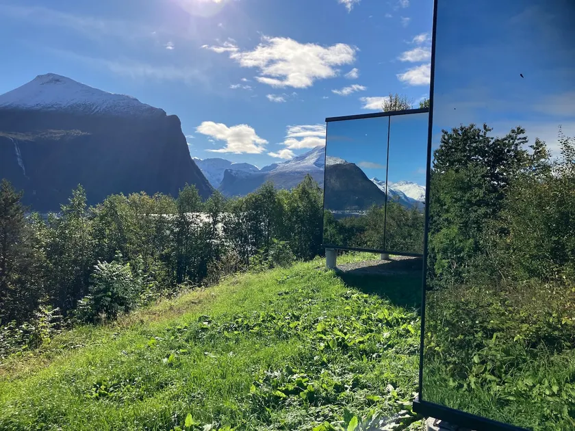 Glimre Romsdal - Exclusive Mirror House in Romsdal - Image 1