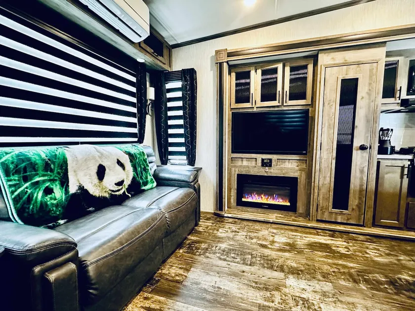 Puffy Panda RV-Hot Tub-Sleeps 2 - Image 1