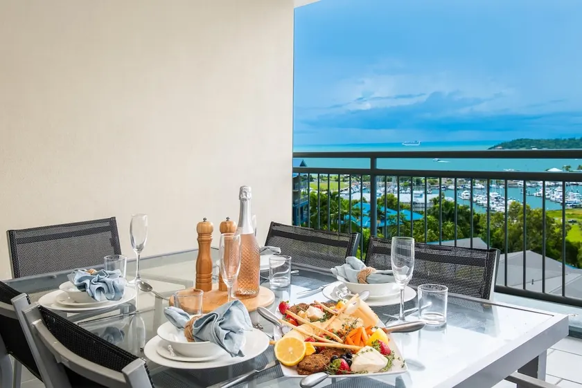 Club Airlie - Image 1