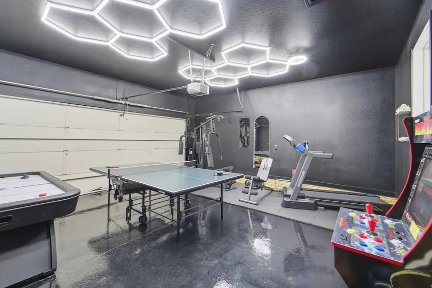 Huge Home, Gym, Game Room, Spa, BBQ, Near I-35 - Image 1