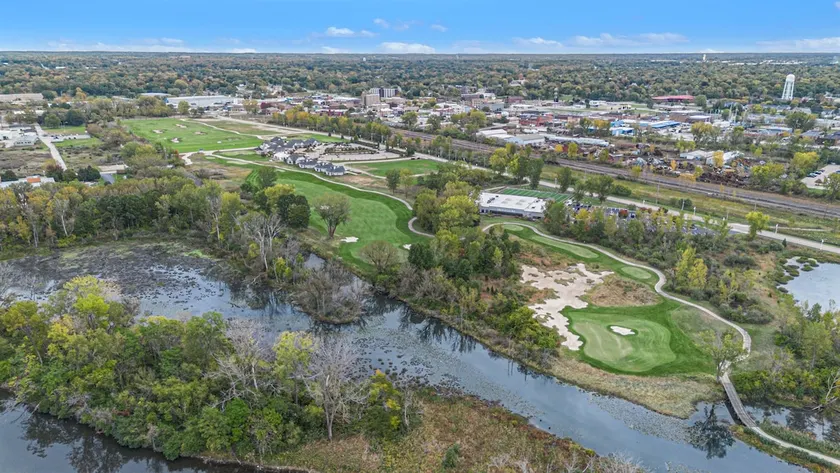 Beaches & Bunkers | Golf Course | King Bed | Games - Image 1