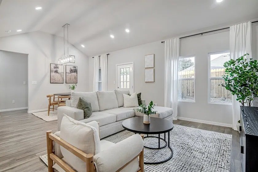 Modern 4-Bedroom Home Close to Downtown Crowley! - Image 1