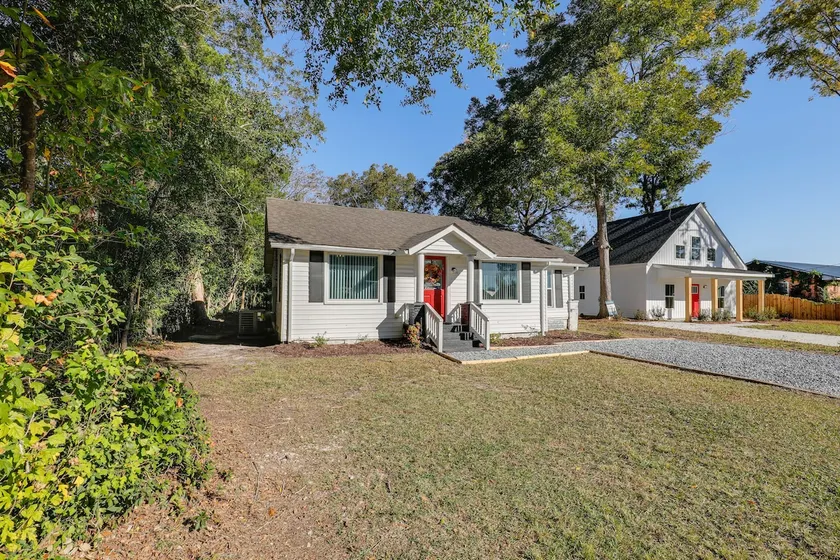 Small-town Charm & Local Dining: Home in Burgaw! - Image 1