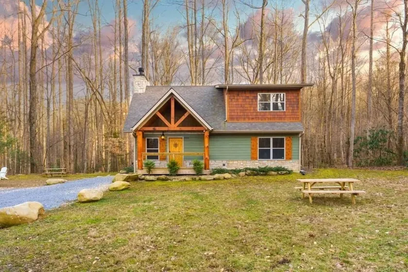 Pet Friendly with Huge Yard! Secluded Stay - Image 1