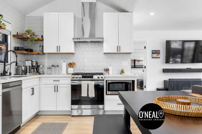 Modern Coastal Escape - walking distance to beach! - Image 1
