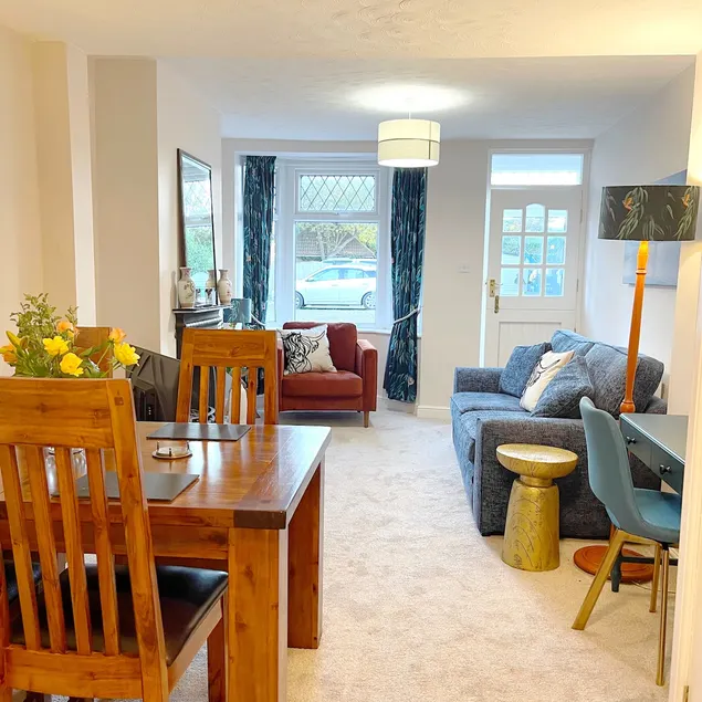 Stylish cottage in vibrant riverside village - Image 1