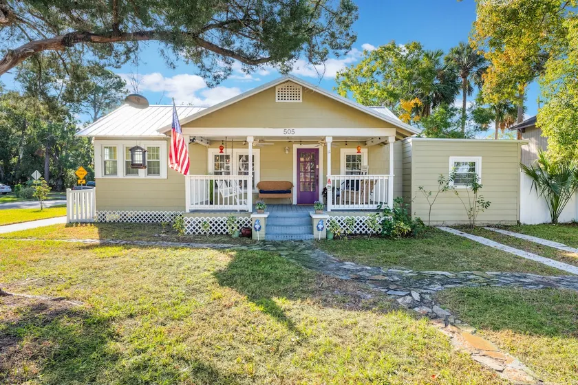 Sanford's Haven, 3 bedroom, Sleeps 7 - Image 1