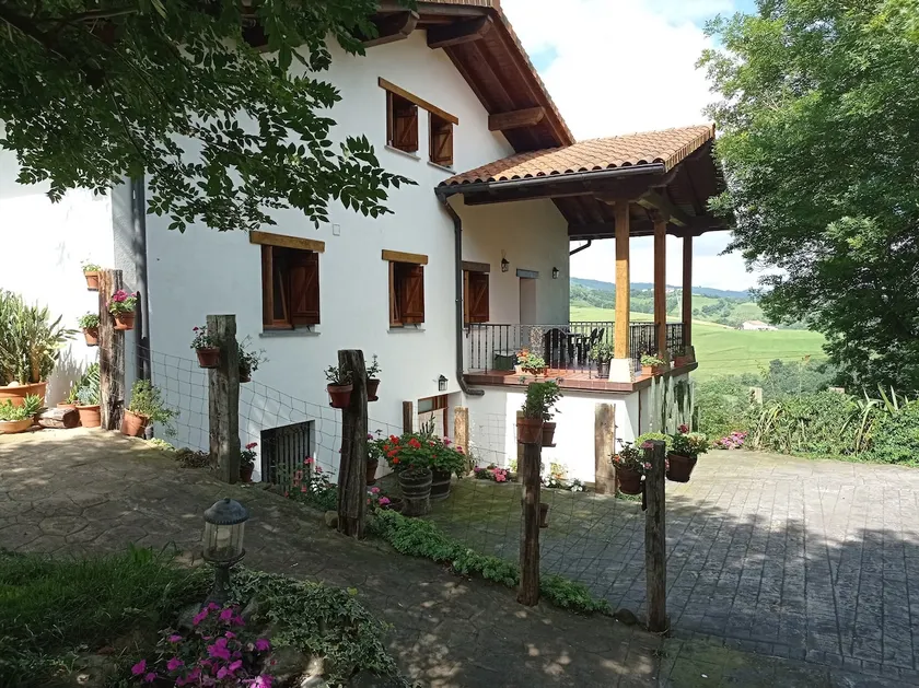 Lokate 5 Rooms - Image 1