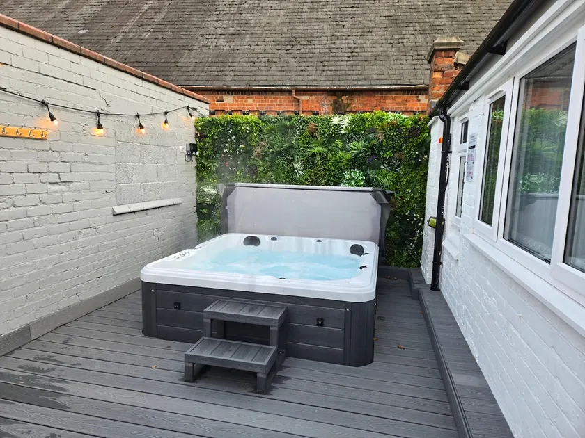 Centre Apartment - Sleeps 2 & Roof Top Hot Tub - Image 1