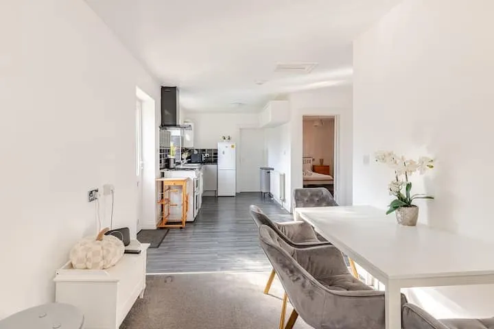 Spacious Riverside View Bungalow - Image 1