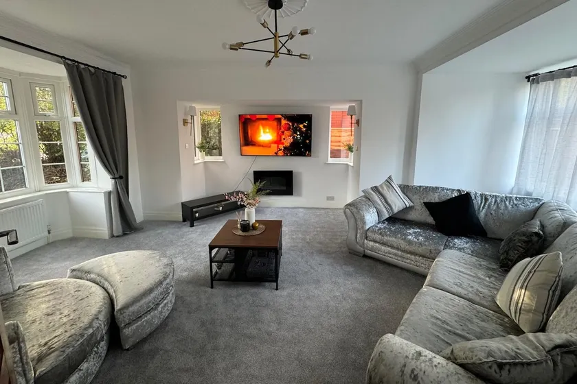 Manchester City Oasis - Spacious 5 Bedroom House - Image 1