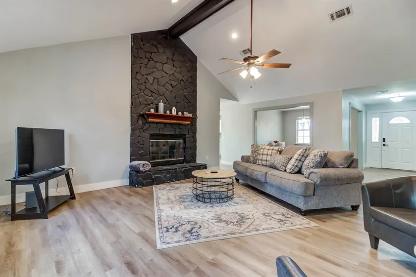 Pet Friendly Home · 1.5 Acres · 15 Min to Beach - Image 1