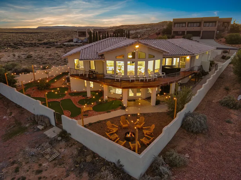 Red Desert Oasis: Modern + Spacious Home - Image 1