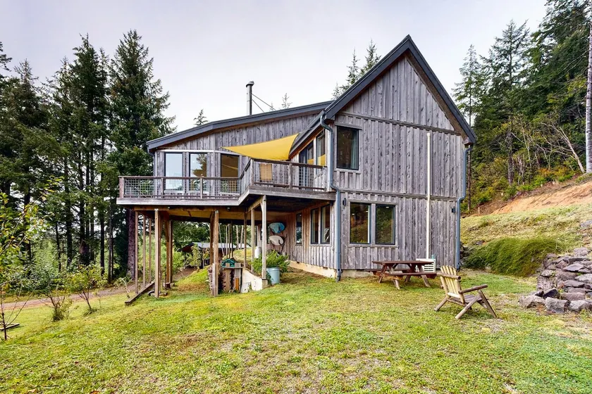 Dog-friendly gem on 10 acres with sweeping view - - Image 1