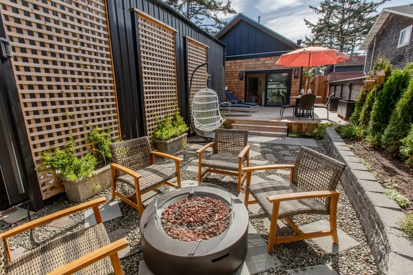 Lux Amenities, Fireplaces, Firepit, Walk to Beach - Image 1