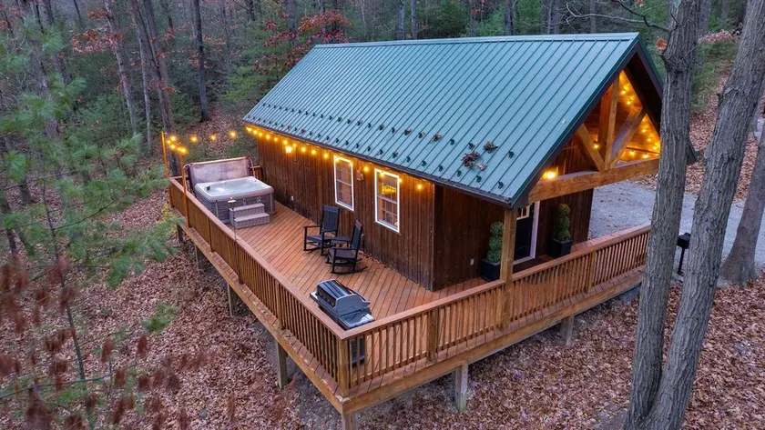 Cozy Romantic Getaway-Hot Tub, Fire Pit, Ping Pong - Image 1