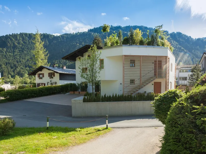 Modern apartment with mountain views - Image 1
